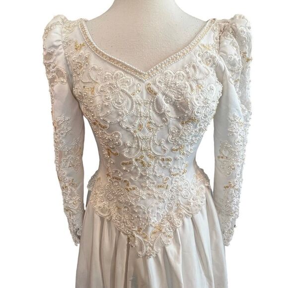 SALE…Vintage White Wedding Gown Beaded longsleeve size 10 - Picture 6 of 16